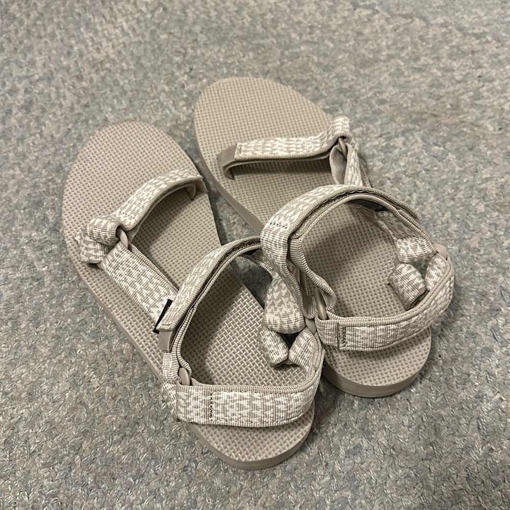 Size 8 tan teva original universal sandals